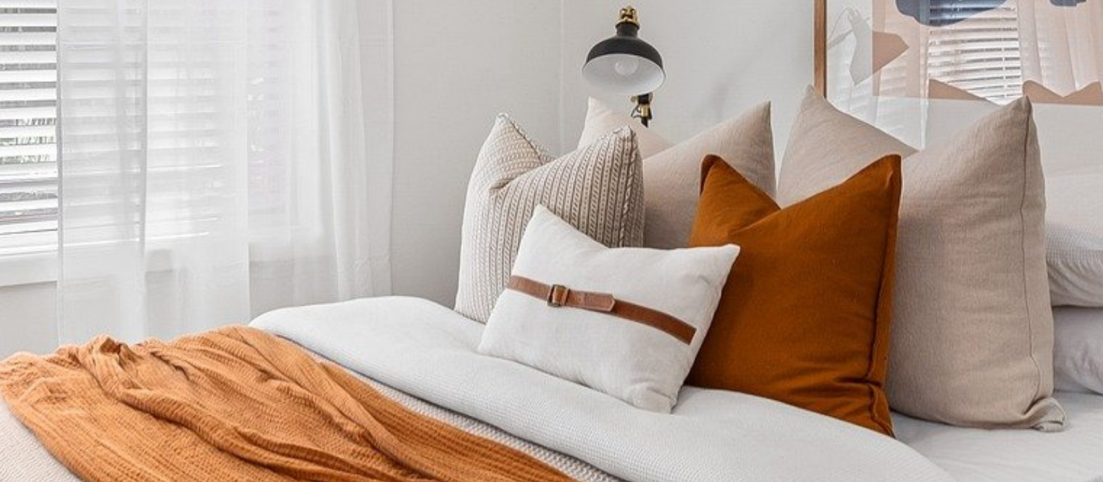 http://www.beautifulhomedecor.com.au/cdn/shop/articles/How_to_decorate_your_scatter_cushions_Style_your_cushions_on_your_sofa_bed_Beautiful_Home_Decor_5.png?v=1647948009