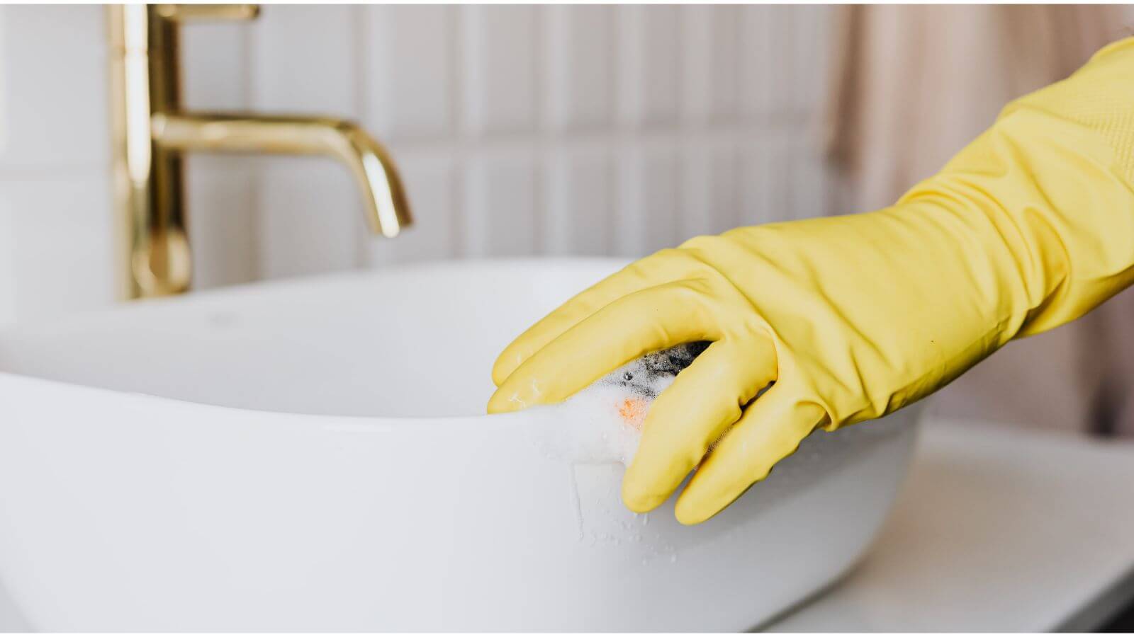 How to Spring Clean your Home Plus a Free Spring Cleaning Checklist