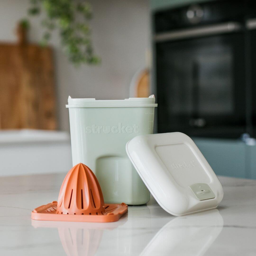 The Strucket Teenie set in Light Green with juicer in orange